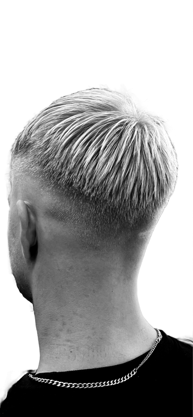 Blond klipning med skarp fade, set bagfra