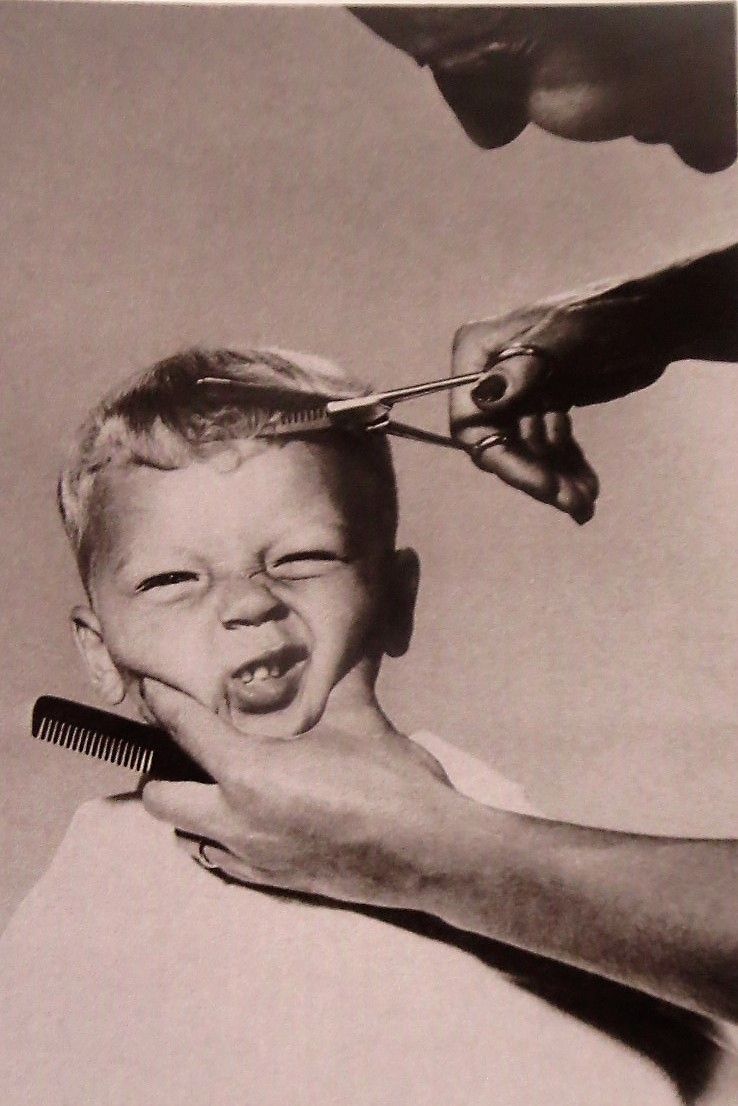 Vintage-foto af dreng der bliver klippet