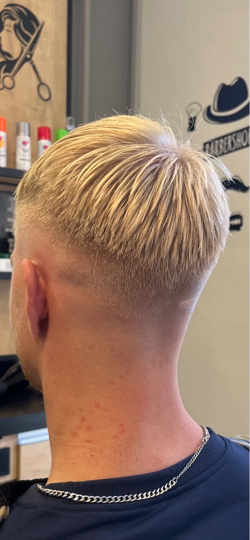 Blond klipning med skarp fade